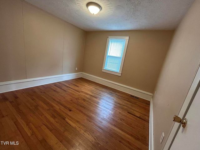 202 Northeast Railroad Avenue, Wise, VA 24293