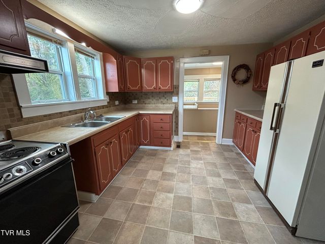 202 Northeast Railroad Avenue, Wise, VA 24293