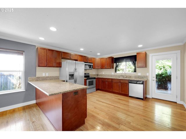 1633 S St, Springfield, OR 97477