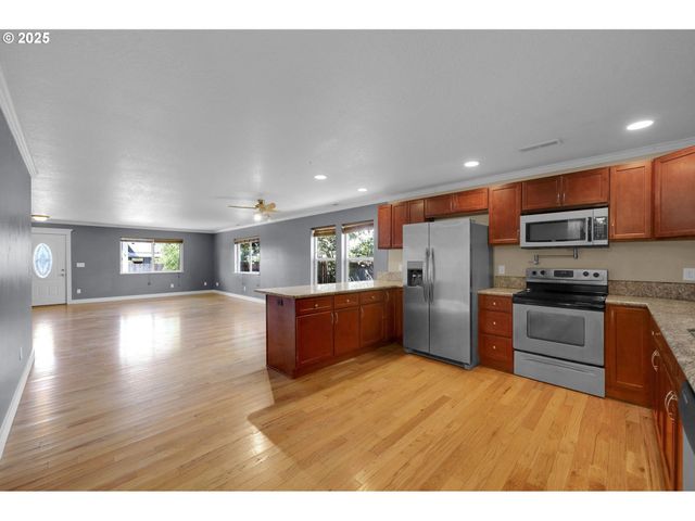 1633 S St, Springfield, OR 97477