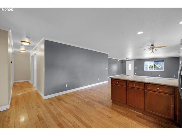 1633 S St, Springfield, OR 97477