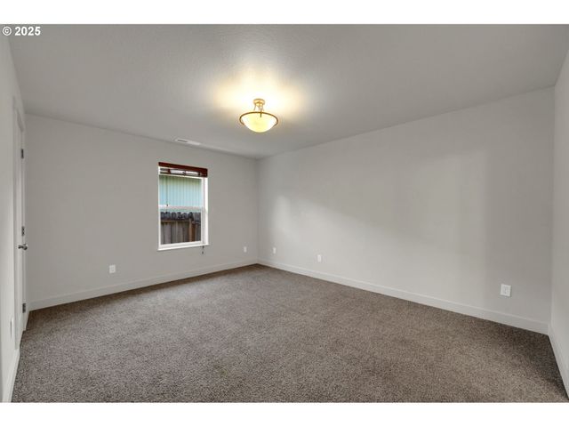 1633 S St, Springfield, OR 97477