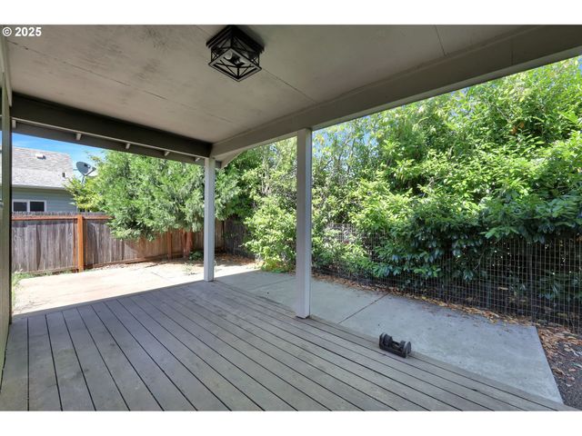 1633 S St, Springfield, OR 97477