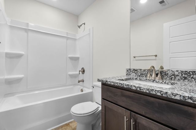 130 Quarry Point Dr, Clarksville, TN 37043