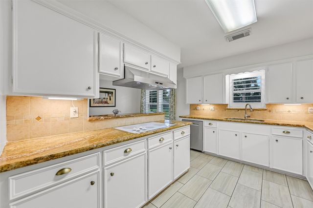 210 Hillcrest Drive, Alvin, TX 77511