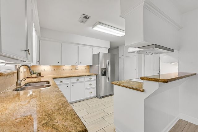 210 Hillcrest Drive, Alvin, TX 77511