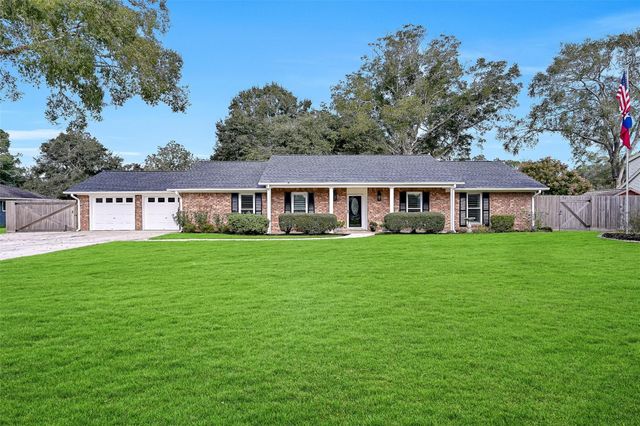 210 Hillcrest Drive, Alvin, TX 77511