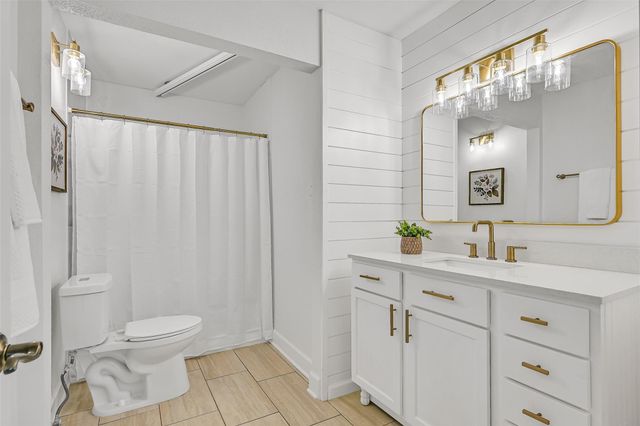 210 Hillcrest Drive, Alvin, TX 77511