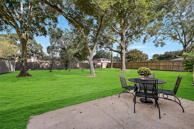 210 Hillcrest Drive, Alvin, TX 77511