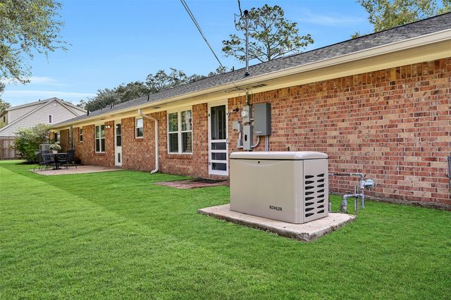 210 Hillcrest Drive, Alvin, TX 77511