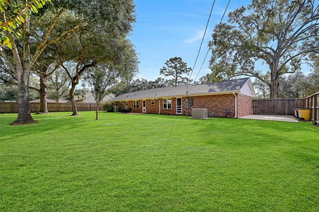 210 Hillcrest Drive, Alvin, TX 77511