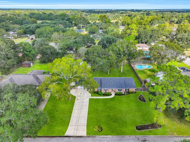 210 Hillcrest Drive, Alvin, TX 77511