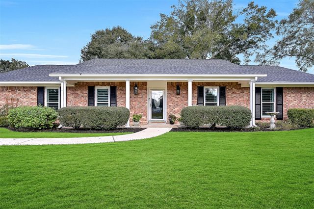 210 Hillcrest Drive, Alvin, TX 77511