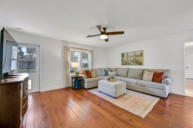 210 Hillcrest Drive, Alvin, TX 77511