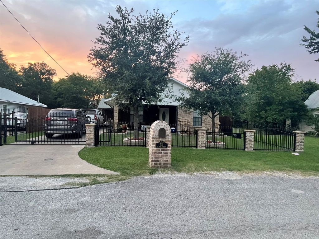 311 E 9th Street, Ferris, TX 75125