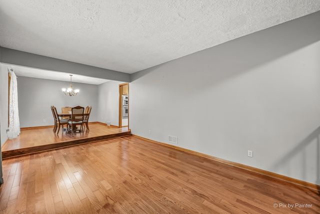 655 Oakview Drive, Algonquin, IL 60102