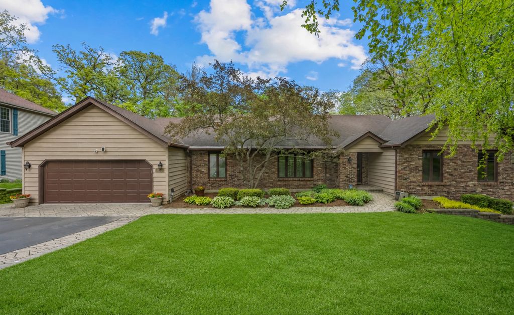 655 Oakview Drive, Algonquin, IL 60102