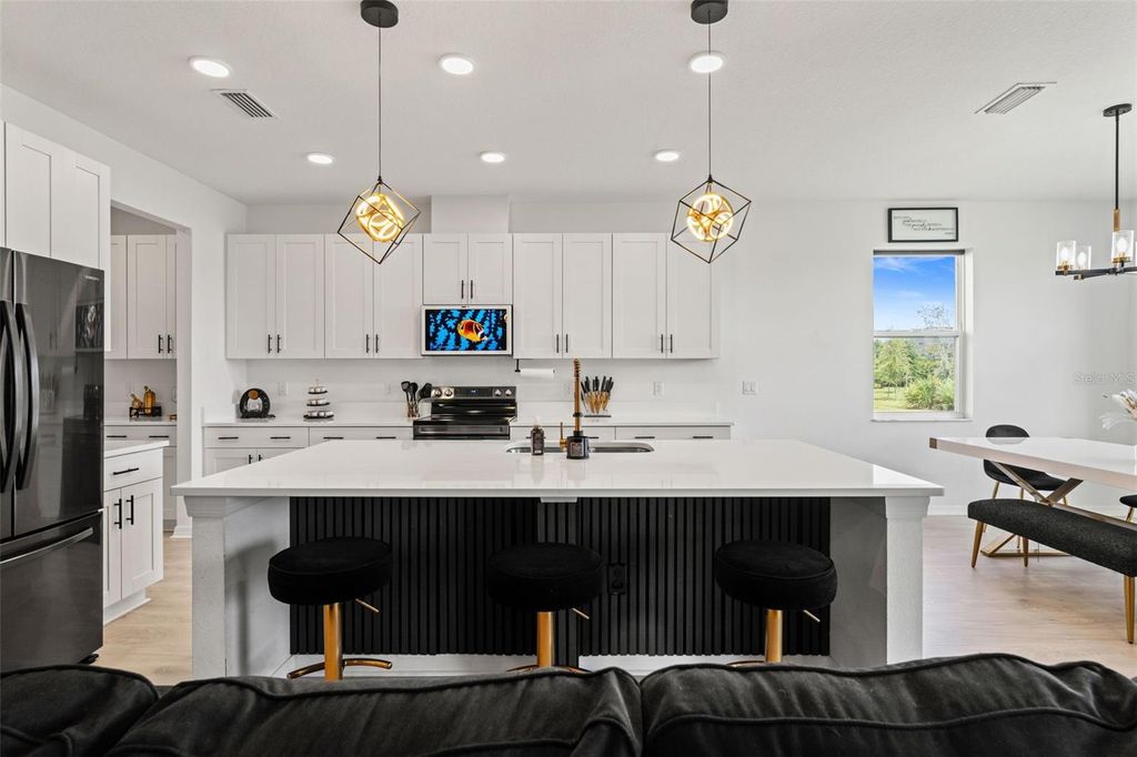 Image 12 of property listing at 5945 NEWBERRY PINES AVENUE, Wesley Chapel, FL 33545