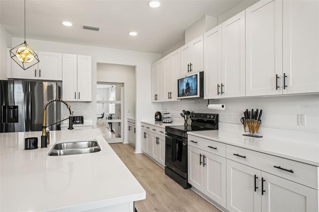 Image 13 of property listing at 5945 NEWBERRY PINES AVENUE, Wesley Chapel, FL 33545