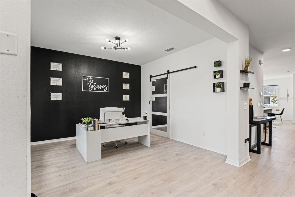 Image 20 of property listing at 5945 NEWBERRY PINES AVENUE, Wesley Chapel, FL 33545