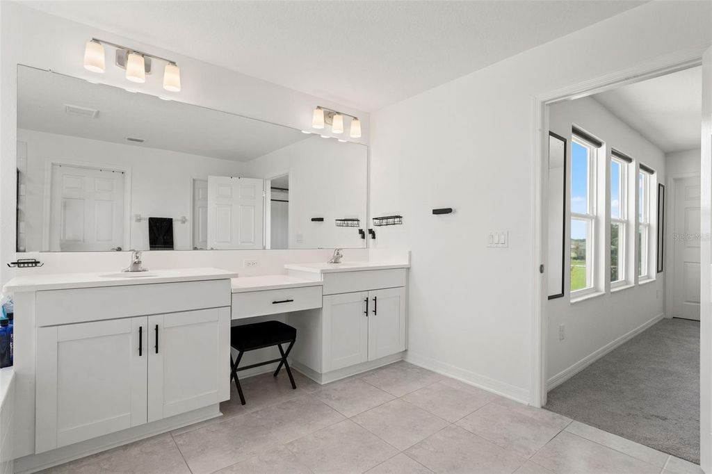 Image 24 of property listing at 5945 NEWBERRY PINES AVENUE, Wesley Chapel, FL 33545