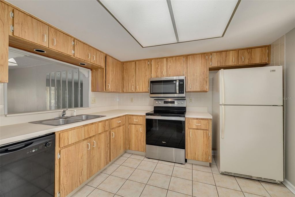 Image 5 of property listing at 3590 MAGNOLIA RIDGE CIRCLE C-1103, Palm Harbor, FL 34684