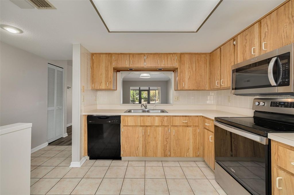 Image 6 of property listing at 3590 MAGNOLIA RIDGE CIRCLE C-1103, Palm Harbor, FL 34684