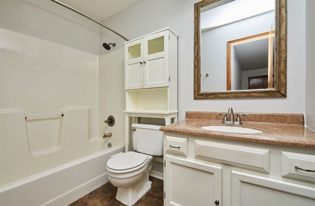 4815 Meadow Valley Drive, West Des Moines, IA 50265