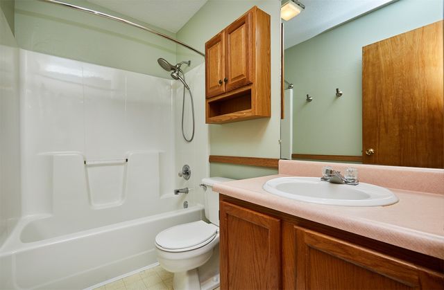 4815 Meadow Valley Drive, West Des Moines, IA 50265