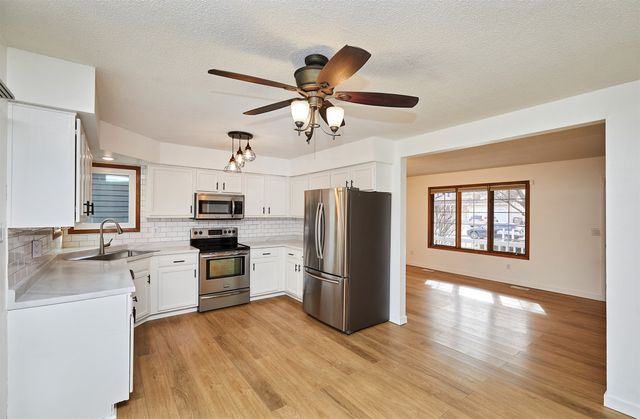 4815 Meadow Valley Drive, West Des Moines, IA 50265