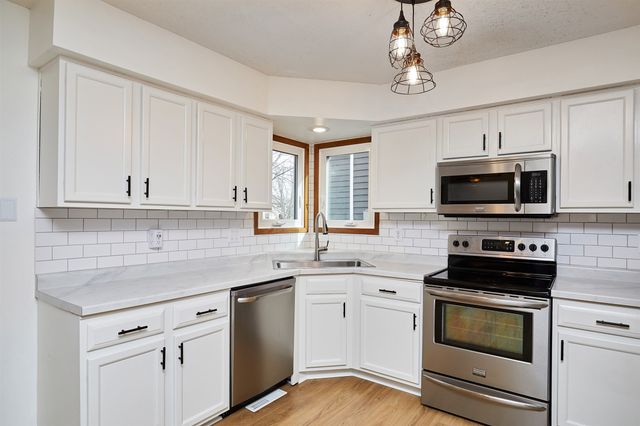 4815 Meadow Valley Drive, West Des Moines, IA 50265