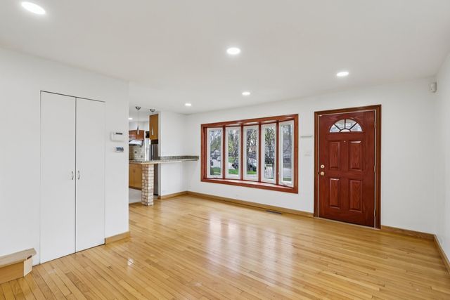 9523 Sayre Avenue, Morton Grove, IL 60053