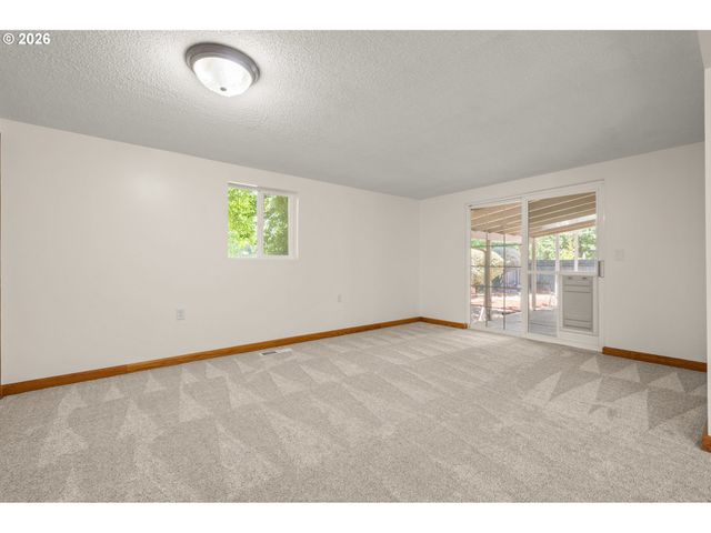 3631 Kevington Ave, Eugene, OR 97405
