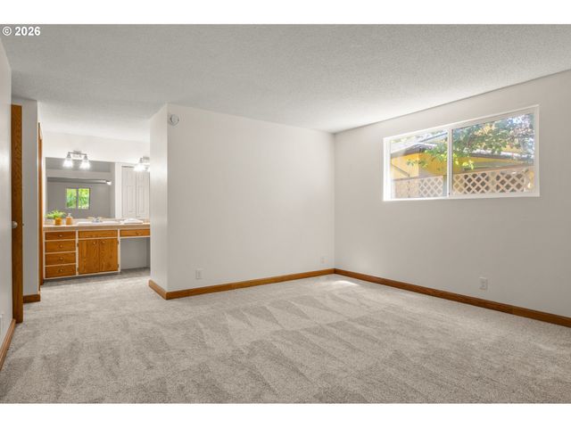 3631 Kevington Ave, Eugene, OR 97405