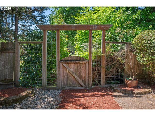 3631 Kevington Ave, Eugene, OR 97405