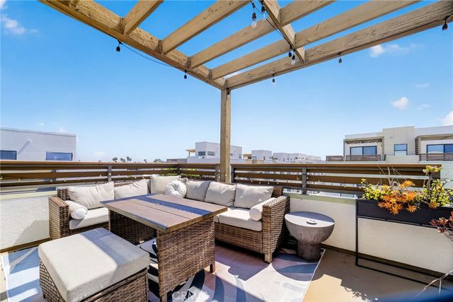 1687 Grand View, Costa Mesa, CA 92627
