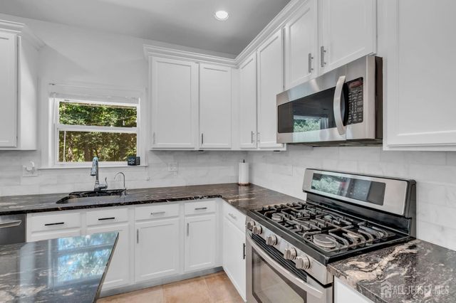 4 Scott Drive, Monroe, NJ 08831