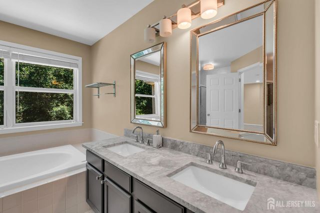 4 Scott Drive, Monroe, NJ 08831