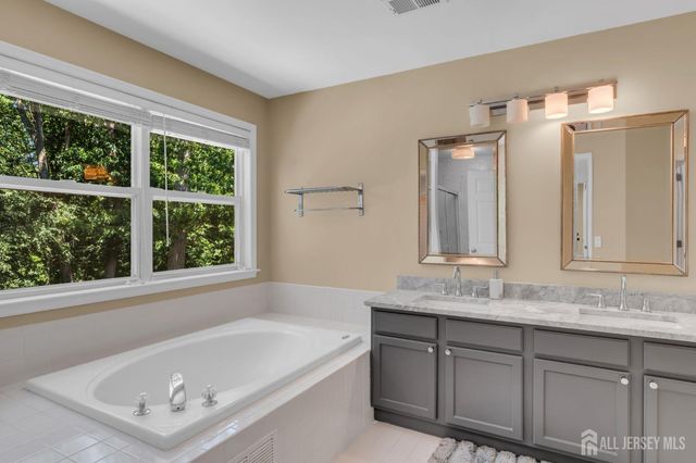 4 Scott Drive, Monroe, NJ 08831