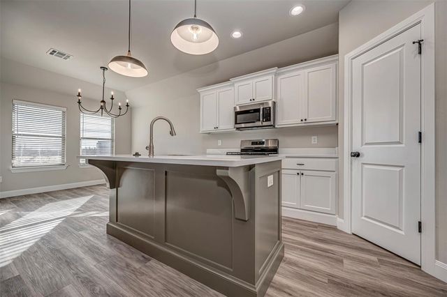 1948 W Crossbow Way, Mustang, OK 73064