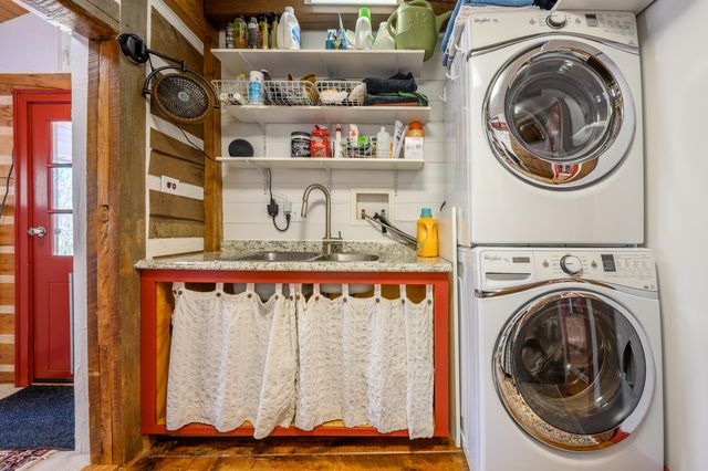 183 Willow Brook LN, Pilot, VA 24138