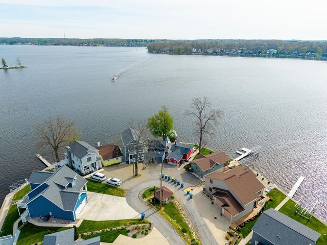 980 Lane 221B Hamilton Lake, Hamilton, IN 46742