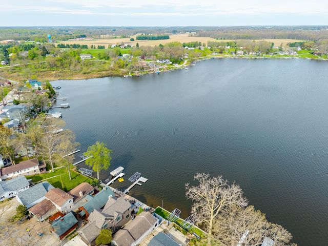 980 Lane 221B Hamilton Lake, Hamilton, IN 46742