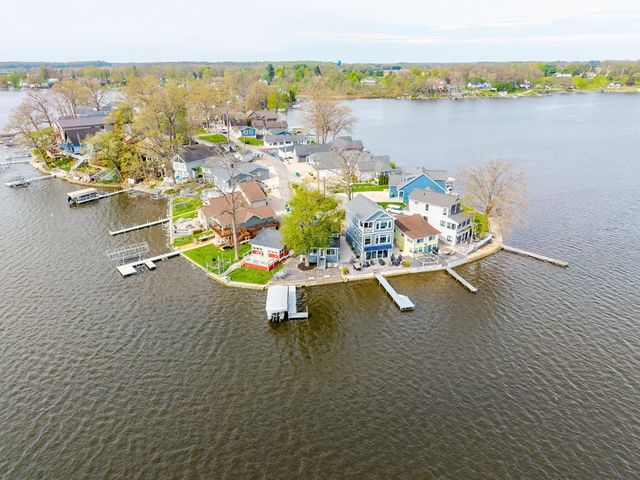 980 Lane 221B Hamilton Lake, Hamilton, IN 46742