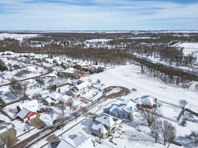 916 42nd Avenue N, Fargo, ND 58102