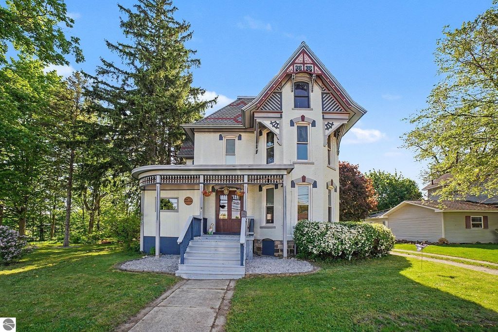 Image 1 of property listing at 220 N Main Street, St Louis, MI 48880