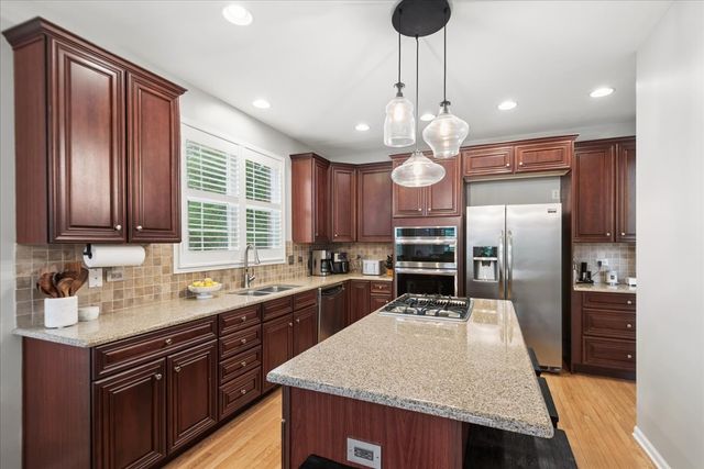 24 Tournament Drive S, Hawthorn Woods, IL 60047