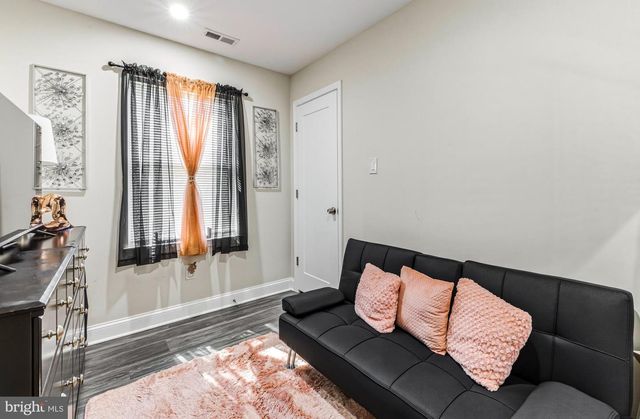 7 LYONS CT, Sicklerville, NJ 08081