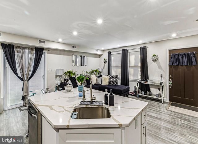 7 LYONS CT, Sicklerville, NJ 08081