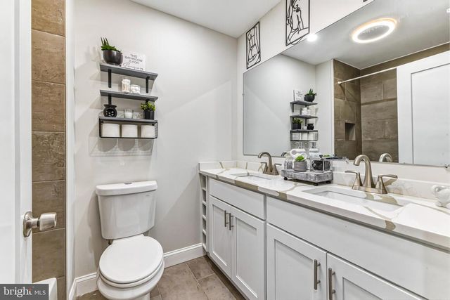 7 LYONS CT, Sicklerville, NJ 08081